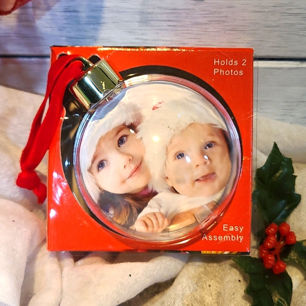 Photo ornament NWT holds 2 round photos NIB